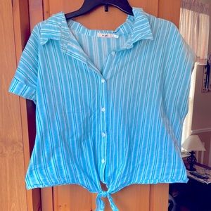 Light blue-tie in front crop